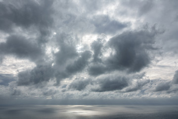 Obraz premium Cloudy sky over sea and horizon