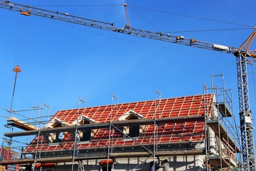 Ein neues Dach wird eingedeckt
(New roof construction)