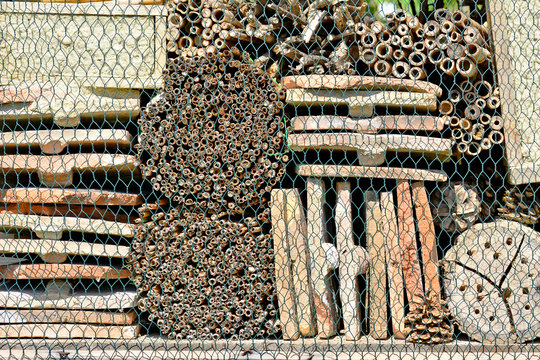 Insektenhotel mit Schutzgitter