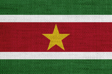 Fahne von Suriname auf altem Leinen