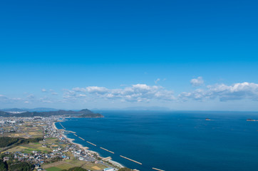 東かがわ市街並みと瀬戸内海(香川県)