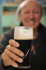Primo piano di birra scura