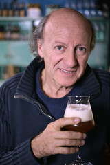 Uomo tienne bicchiere di birra
