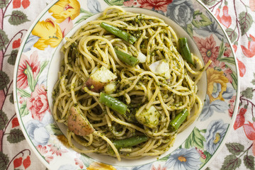 Spaghetti al pesto served in the traditional way