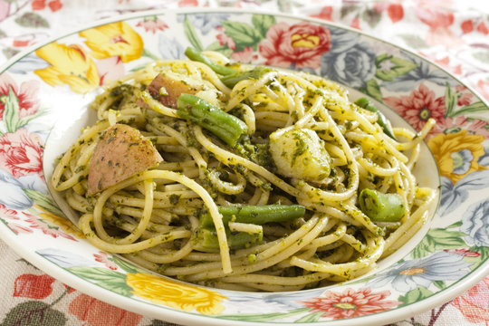 Spaghetti al pesto served in the traditional way