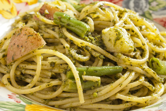 Spaghetti al pesto served in the traditional way