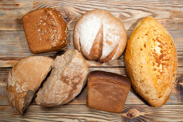 Naklejka premium Bread on a rustic wooden background