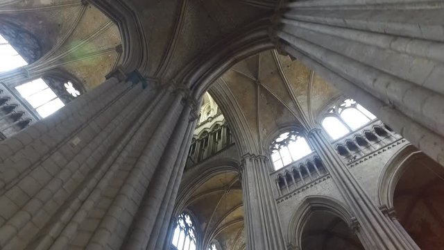 visite d'une cath&eacute;drale 