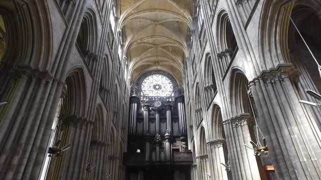 visite d'une cath&eacute;drale 