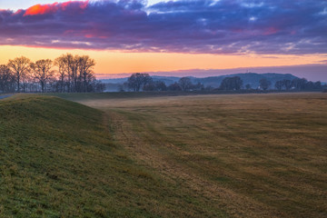 Fototapeta premium HDR Sonnenuntergang 14 / Sonnenuntergang über dem Elbufer zwischen Wussegel und Hitzacker (Landkreis Lüchow-Dannenberg, Niedersachsen).