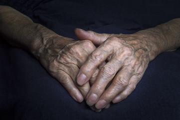 Hands of an old woman with wrinkled and wrinkles.