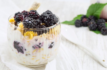 blackberry yogurt parfait
