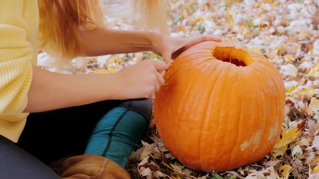 Cut the pattern on the pumpkin. Preparing for Halloween