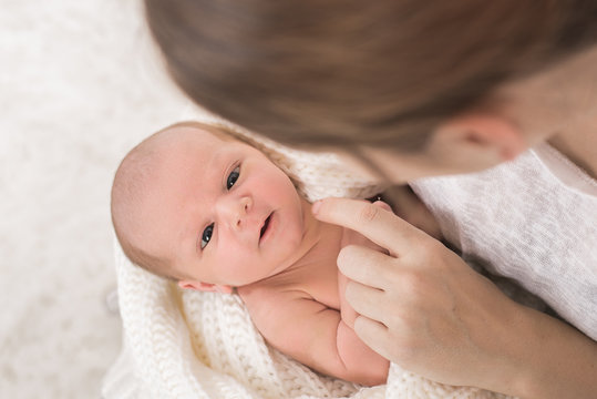 Mutter kuschelt mit Neugeborenem