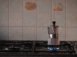 Caffettiera sul fuoco, preparazione del caffè