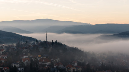 Fototapeta na wymiar Blick zum Brocken von der Schlossterrasse Wernigerode mit Nebel