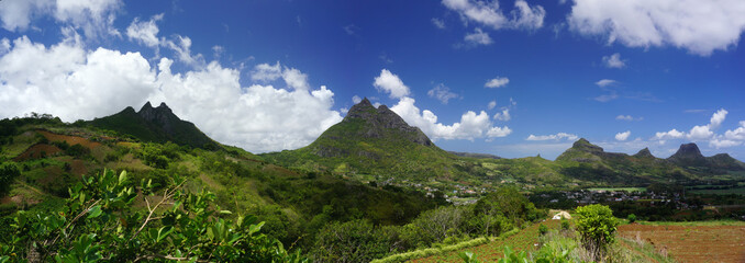 Fototapeta na wymiar Mountain range of Pieter both in Mauritius