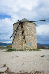 Grecia, Lefkada, mulino abbandonato sulla spiaggia.