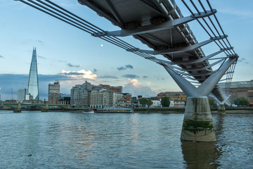 Fototapeta premium LONDON, ENGLAND - JUNE 17 2016: Twilight on the Thames river, Millennium Bridge and The Shard, London, Great Britain