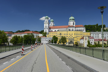 Fototapeta na wymiar PASSAU - Blick von der Innbrücke zum Stephansdom