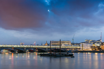 Fototapeta na wymiar LONDON, ENGLAND - JUNE 17 2016: Night Photo of Thames River and Blackfriars Bridge, London, Great Britain