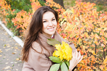 Naklejka premium happy young girl with leaves