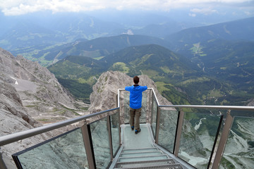 Fototapeta na wymiar Treppe ins Nichts auf dem Dachstein / Österreich