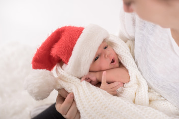 Baby mit Weihnachtsmütze