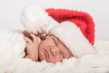 Fototapeta premium Baby mit Weihnachtsmütze