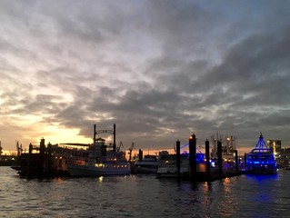 Hamburger Hafen bei Sonnenuntergang 