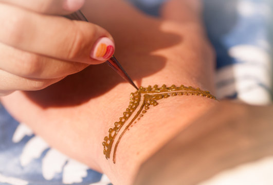 process to draw mehendi