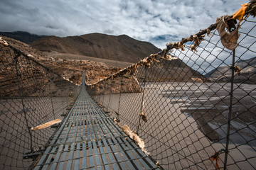 Fototapeta premium Ponte di funi sul fiume Kali Gandaki
