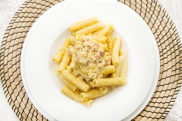 tortiglioni alla carbonara, con uovo e pancetta affumicata