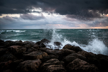 l'écume des vagues se fracassant sur les rochers sous un ciel sombre  © Olivier Tabary