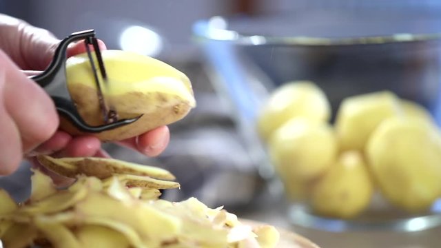 Kartoffeln sch&auml;len und reiben (kartoffeln r&ouml;sti)