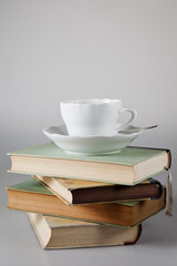 Obraz na płótnie Canvas Kaffeetasse auf Bücherstapel