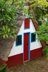 Nachbau einer Casa de Colmo oder Santana-Häuschen © etfoto
