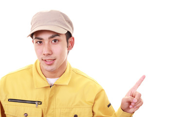 指示する笑顔の男性