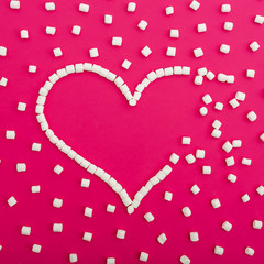 Obraz premium Marshmallows on pink background. Heart. Flat lay. Top view