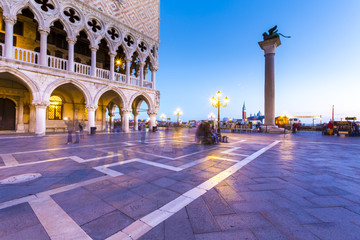 Fototapeta na wymiar Palazzo Duccale mit Piazzetta in Venedig im Abendlicht
