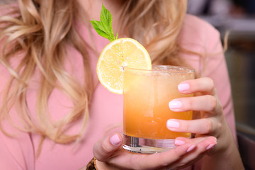 Fototapeta premium cocktail alcohol drink hand bartender restaurant bar ice juice 