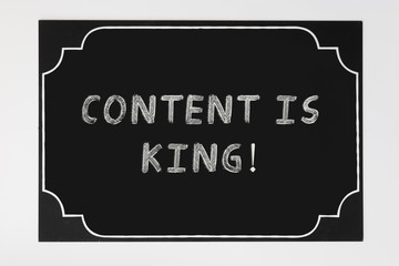 El contenido es el rey, texto en pizarra negra con fondo blanco aislado