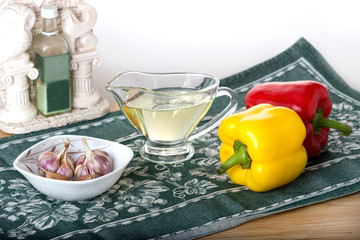Овощи,перцы,масло оливковое,чеснок.\Концепция здоровой сырой пищи.