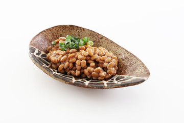 小皿に入れた納豆