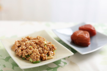 おいしそうな納豆と梅干