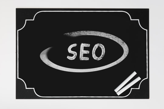SEO, texto de marketing en pizarra negra con gises
