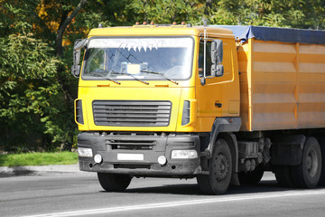 Fototapeta na wymiar Front of yellow American cargo truck