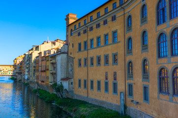 Fototapeta na wymiar old city buildings along the Arno in Florence