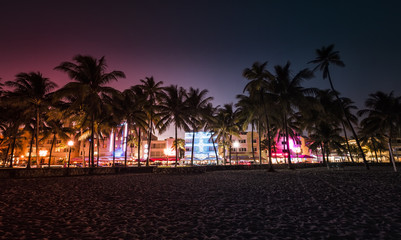 Fototapeta premium Ulica Ocean Drive z oświetlonymi budynkami, South Beach
