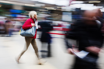 Obraz premium people at the station in motion blur